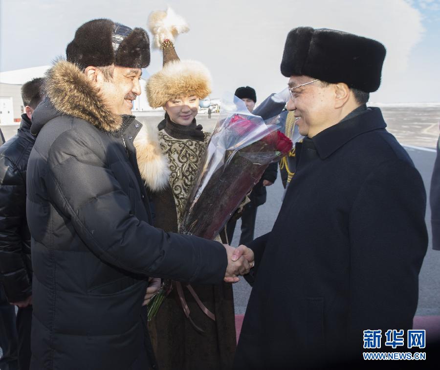 12月14日，應哈薩克斯坦共和國總理馬西莫夫邀請，國務院總理李克強乘專機抵達阿斯塔納國際機場，開始對哈薩克斯坦進行正式訪問，舉行中哈總理第二次定期會晤，并出席上海合作組織成員國政府首腦理事會第十三次會議。這是馬西莫夫到機場迎接李克強。新華社記者 黃敬文 攝
