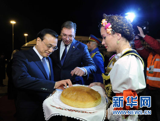 12月15日，國務院總理李克強抵達貝爾格萊德，出席中國－中東歐國家領導人會晤并正式訪問塞爾維亞，塞爾維亞總理武契奇到機場迎接。新華社記者 饒愛民 攝