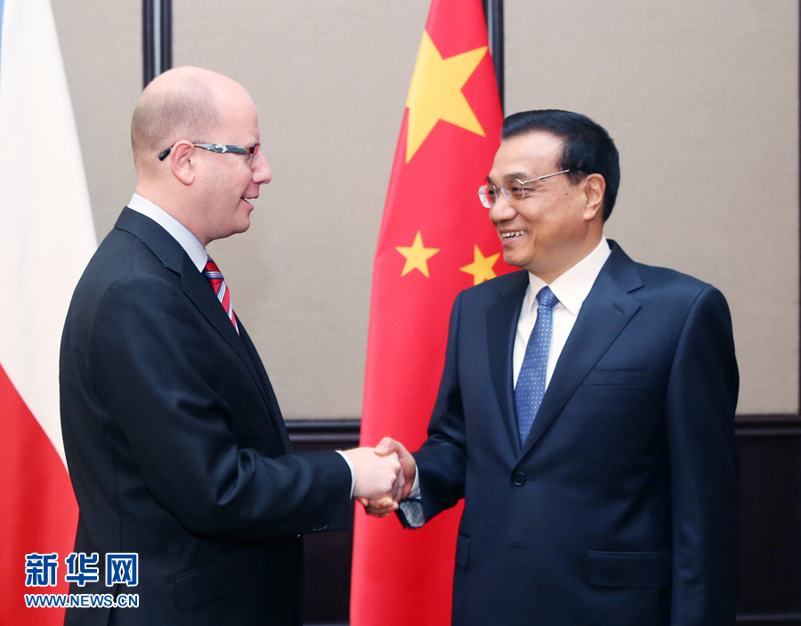 12月16日，中國國務(wù)院總理李克強(qiáng)在貝爾格萊德會(huì)見捷克總理索博特卡。 新華社記者姚大偉攝 