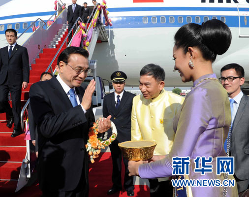 12月19日，中國國務(wù)院總理李克強(qiáng)抵達(dá)曼谷，出席大湄公河次區(qū)域經(jīng)濟(jì)合作領(lǐng)導(dǎo)人第五次會(huì)議。新華社記者饒愛民攝
