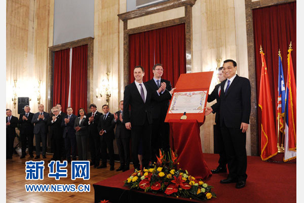 12月18日，中國(guó)國(guó)務(wù)院總理李克強(qiáng)在貝爾格萊德市政廳接受“貝爾格萊德榮譽(yù)市民”證書，塞爾維亞總理武契奇陪同出席。隨后，李克強(qiáng)同塞各界知名人士親切會(huì)見并互動(dòng)交流。新華社記者 饒愛民 攝
