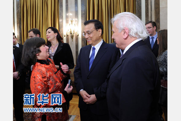 12月18日，中國(guó)國(guó)務(wù)院總理李克強(qiáng)在貝爾格萊德市政廳接受“貝爾格萊德榮譽(yù)市民”證書，塞爾維亞總理武契奇陪同出席。隨后，李克強(qiáng)同塞各界知名人士親切會(huì)見并互動(dòng)交流。這是李克強(qiáng)同漢學(xué)家波普—采尼奇夫婦親切交談。新華社記者 饒愛民 攝