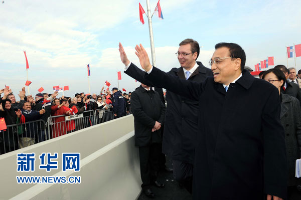 12月18日，中國國務(wù)院總理李克強在貝爾格萊德同塞爾維亞總理武契奇共同出席貝爾格萊德跨多瑙河大橋竣工儀式。這是李克強與武契奇在儀式現(xiàn)場向塞爾維亞群眾揮手致意。新華社記者 饒愛民 攝