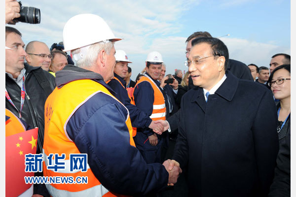 12月18日，中國國務(wù)院總理李克強在貝爾格萊德同塞爾維亞總理武契奇共同出席貝爾格萊德跨多瑙河大橋竣工儀式。這是李克強同大橋建設(shè)者親切交流。新華社記者 饒愛民 攝