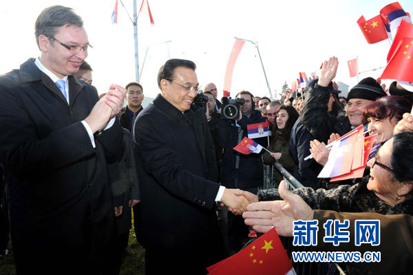 12月18日，中國國務(wù)院總理李克強在貝爾格萊德同塞爾維亞總理武契奇共同出席貝爾格萊德跨多瑙河大橋竣工儀式。這是李克強在儀式現(xiàn)場同塞爾維亞群眾親切握手。新華社記者 饒愛民 攝