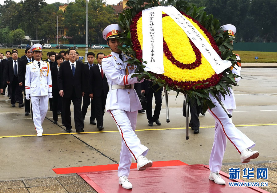 12月25日至27日，中共中央政治局常委、全國政協(xié)主席俞正聲對(duì)越南進(jìn)行正式訪問。 這是12月27日，俞正聲在河內(nèi)瞻仰胡志明主席陵。新華社記者劉建生攝