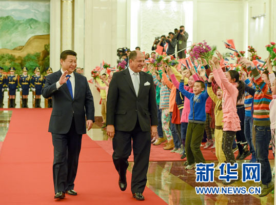 1月6日，國(guó)家主席習(xí)近平在北京人民大會(huì)堂同哥斯達(dá)黎加總統(tǒng)索利斯舉行會(huì)談。這是會(huì)談前，習(xí)近平在人民大會(huì)堂北大廳為索利斯舉行歡迎儀式。新華社記者 李學(xué)仁 攝