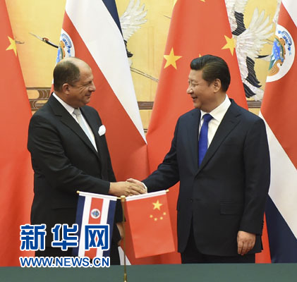 1月6日，中國(guó)國(guó)家主席習(xí)近平在北京人民大會(huì)堂同哥斯達(dá)黎加總統(tǒng)索利斯舉行會(huì)談。這是習(xí)近平與索利斯在簽字儀式后握手。 新華社記者 張鐸 攝