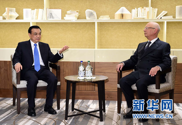 1月20日，中國國務(wù)院總理李克強(qiáng)在瑞士達(dá)沃斯會見世界經(jīng)濟(jì)論壇主席施瓦布。新華社記者 李濤 攝
