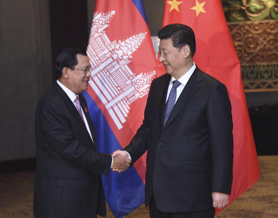 4月23日，國(guó)家主席習(xí)近平在雅加達(dá)會(huì)見(jiàn)柬埔寨首相洪森。新華社記者張鐸攝 