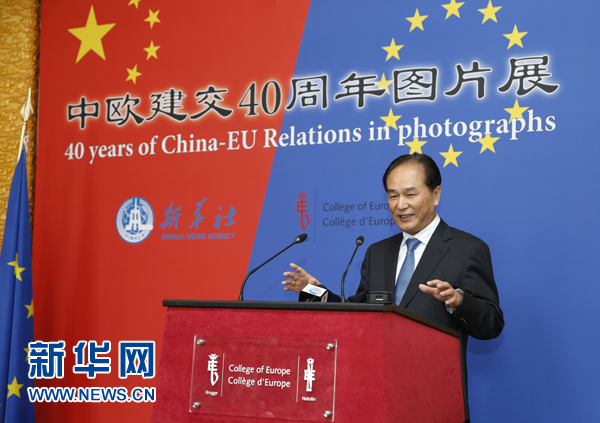 5月18日，正在比利時訪問的新華社社長蔡名照在比利時布魯日歐洲學院舉行的“中歐建交40周年圖片展”開幕式上致辭。在中歐建交40周年之際，由新華社、歐洲學院主辦的“中歐建交40周年圖片展”18日在位于比利時布魯日的歐洲學院開幕。 新華社記者葉平凡攝 