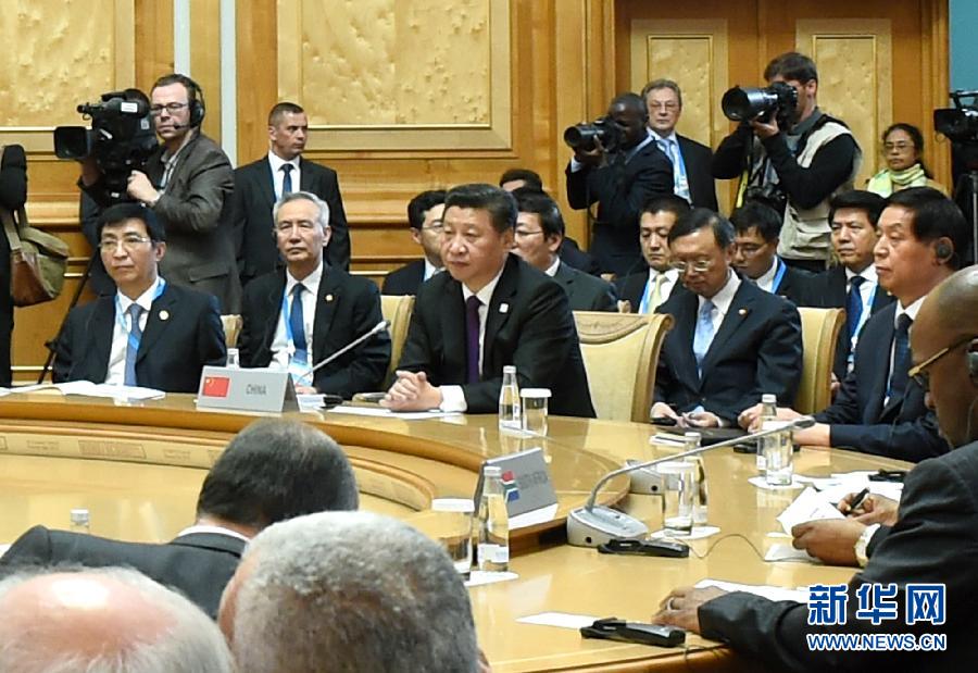 7月9日，金磚國家領導人第七次會晤在俄羅斯烏法舉行。中國國家主席習近平、俄羅斯總統(tǒng)普京、巴西總統(tǒng)羅塞夫、印度總理莫迪、南非總統(tǒng)祖馬出席。這是習近平主席出席大范圍會議。新華社記者 饒愛民 攝 