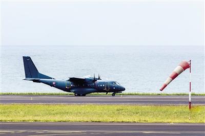 7日，法屬留尼汪島，法國(guó)軍事運(yùn)輸機(jī)沿海岸搜尋MH370殘骸。