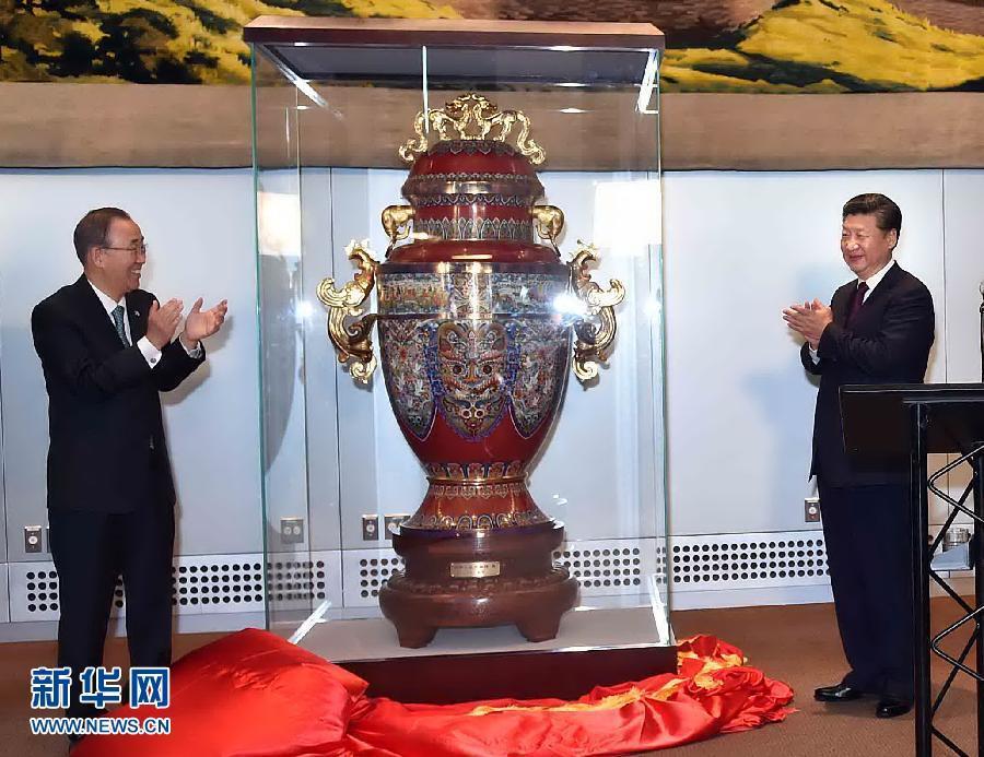 9月27日，國家主席習近平在紐約出席中國向聯(lián)合國贈送“和平尊”儀式。聯(lián)合國秘書長潘基文出席。 新華社記者 李濤 攝 