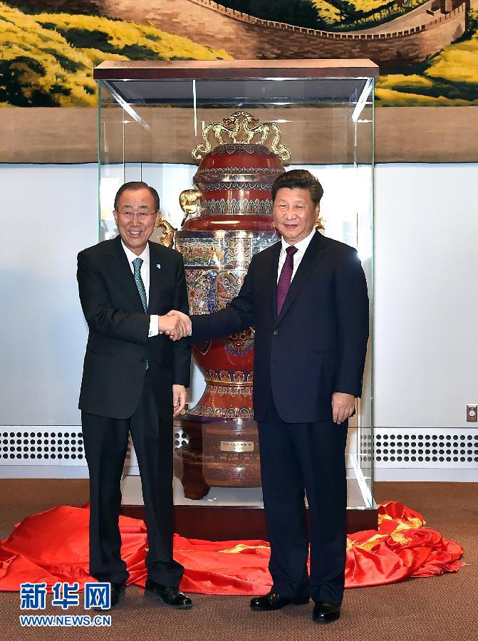  9月27日，國家主席習近平在紐約出席中國向聯(lián)合國贈送“和平尊”儀式。聯(lián)合國秘書長潘基文出席。 新華社記者 李濤 攝 