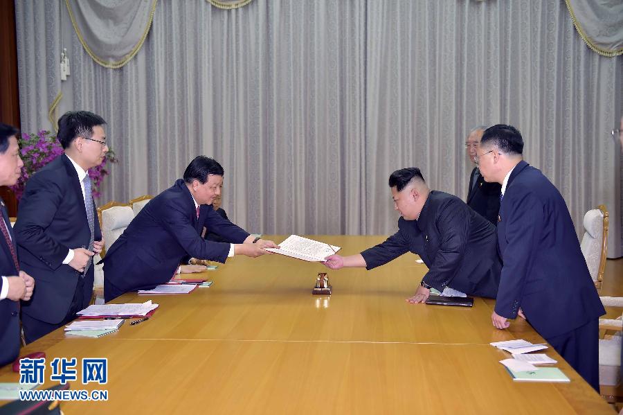 10月9日，中共中央政治局常委、中央書記處書記劉云山在平壤百花園迎賓館會見朝鮮勞動(dòng)黨第一書記金正恩。這是劉云山向金正恩轉(zhuǎn)交習(xí)近平總書記的親署函。新華社記者 李濤 攝