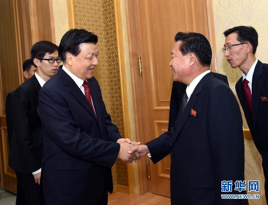 10月9日，在朝鮮進(jìn)行正式友好訪問的中共中央政治局常委、中央書記處書記劉云山與朝鮮勞動(dòng)黨中央政治局委員、中央書記崔龍海舉行會談。新華社記者 饒愛民 攝