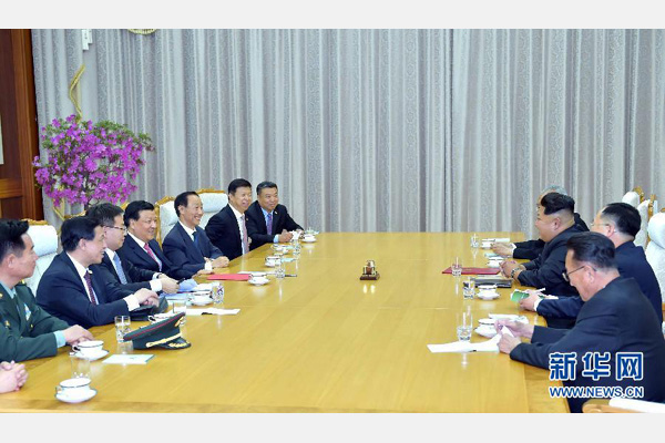 10月9日，中共中央政治局常委、中央書記處書記劉云山在平壤百花園迎賓館會見朝鮮勞動(dòng)黨第一書記金正恩。 新華社記者 李濤 攝 