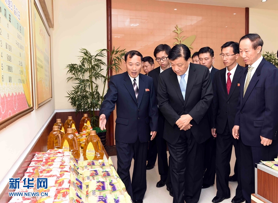 10月11日，中共中央政治局常委、中央書記處書記劉云山參觀考察平壤玉米加工廠。 新華社記者 饒愛民 攝