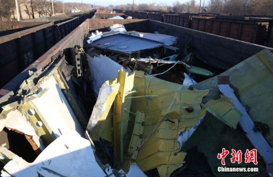 資料圖：烏克蘭頓涅茨克，MH17墜毀客機(jī)的殘骸裝上火車。圖片來源：CFP視覺中國