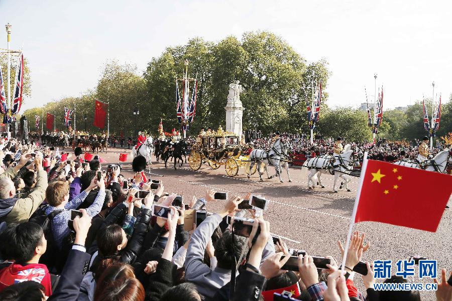 這是習(xí)近平和夫人彭麗媛在女王夫婦陪同下，乘坐皇家馬車前往白金漢宮下榻。新華社記者 周磊 攝