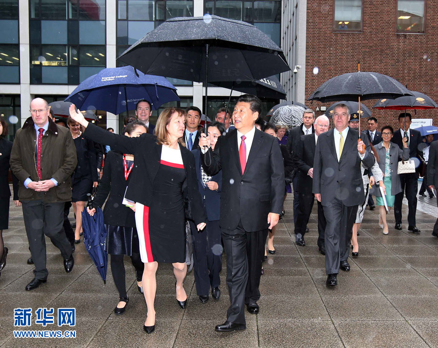 10月21日，國家主席習近平在倫敦參觀帝國理工學院。 新華社記者姚大偉 攝