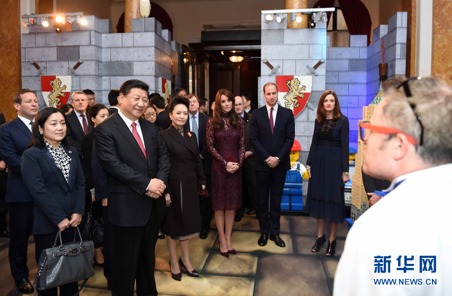 10月21日，國(guó)家主席習(xí)近平和夫人彭麗媛在英國(guó)威廉王子夫婦陪同下，出席在倫敦舉行的中英創(chuàng)意產(chǎn)業(yè)展。 新華社記者 張鐸 攝