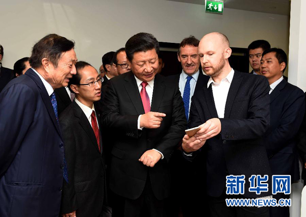 10月21日，國家主席習(xí)近平在倫敦參觀華為英國公司。 新華社記者 饒愛民 攝