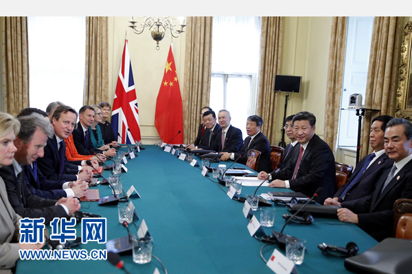 10月21日，國(guó)家主席習(xí)近平在倫敦唐寧街首相府同英國(guó)首相卡梅倫舉行會(huì)談。 新華社記者 鞠鵬 攝 