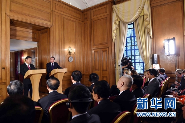 10月21日，國(guó)家主席習(xí)近平在倫敦唐寧街首相府同英國(guó)首相卡梅倫舉行會(huì)談。這是會(huì)談結(jié)束后，習(xí)近平和卡梅倫共同會(huì)見(jiàn)記者。 新華社記者 饒愛(ài)民 攝 