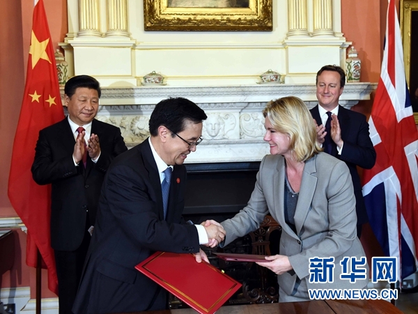 10月21日，國(guó)家主席習(xí)近平在倫敦唐寧街首相府同英國(guó)首相卡梅倫舉行會(huì)談。這是會(huì)談結(jié)束后，兩國(guó)領(lǐng)導(dǎo)人共同見(jiàn)證雙邊合作文件的簽署。新華社記者 饒愛(ài)民 攝 
