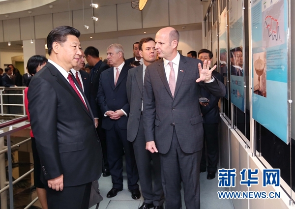 10月22日，國家主席習近平在倫敦參觀國際移動衛(wèi)星公司。新華社記者 姚大偉 攝 