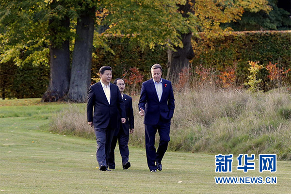 這是習近平與卡梅倫漫步草坪，邊走邊談。新華社記者 鞠鵬攝
