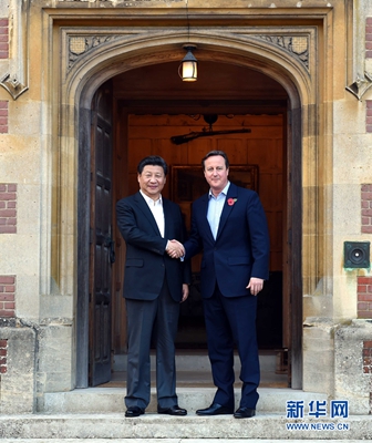10月22日，國家主席習近平在契克斯首相鄉(xiāng)間別墅同英國首相卡梅倫再次會晤。 新華社記者 饒愛民 攝