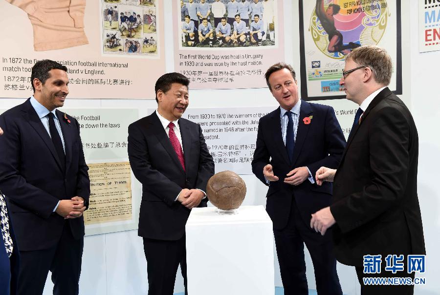 10月23日，國家主席習(xí)近平在英國首相卡梅倫陪同下，參觀曼徹斯特城市足球?qū)W院。 新華社記者 饒愛民 攝
