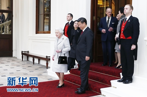 10月22日，國家主席習近平和夫人彭麗媛離開白金漢宮。離開前，英國女王伊麗莎白二世和丈夫菲利普親王專門前來同習近平夫婦親切話別。新華社記者 鞠鵬 攝