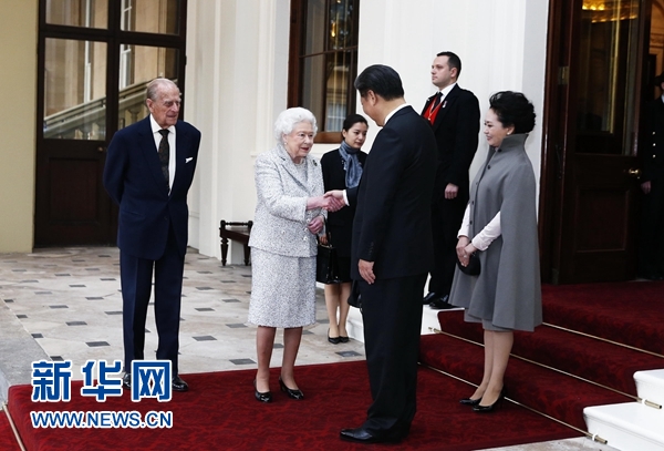 10月22日，國家主席習近平和夫人彭麗媛離開白金漢宮。離開前，英國女王伊麗莎白二世和丈夫菲利普親王專門前來同習近平夫婦親切話別。新華社記者 鞠鵬 攝