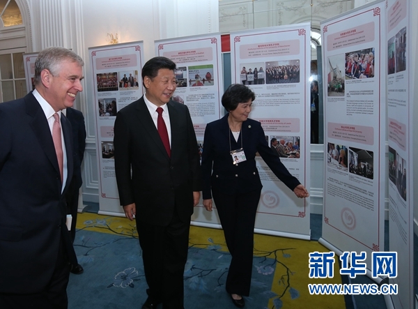 10月22日，國家主席習近平在倫敦出席全英孔子學院和孔子課堂年會開幕式。這是習近平參觀全英孔子學院和孔子課堂成果圖片展。 新華社記者 龐興雷 攝