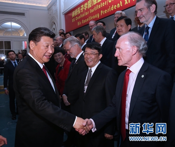 10月22日，國家主席習近平在倫敦出席全英孔子學院和孔子課堂年會開幕式。這是習近平同參加開幕式的嘉賓親切交談。 新華社記者 龐興雷 攝 
