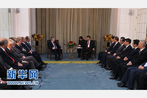 10月22日，國家主席習近平在倫敦集體會見英國前首相布朗等英國友人。新華社記者 龐興雷 攝 