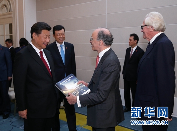 10月22日，國家主席習近平在倫敦集體會見英國前首相布朗等英國友人。新華社記者 龐興雷 攝 