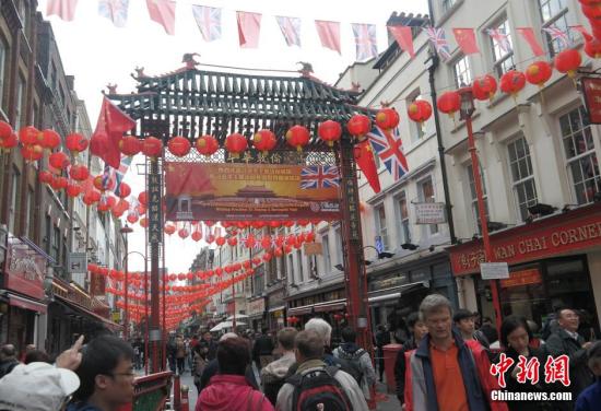 習(xí)近平主席訪問英國(guó)，倫敦唐人街掛出大紅燈籠和中英兩國(guó)國(guó)旗。 <a target='_blank' ><p  align=