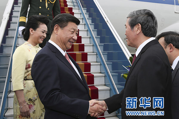 11月5日，中共中央總書記、國家主席習近平抵達越南首都河內(nèi)，開始對越南進行國事訪問。這是越南高級官員到機場迎接習近平和夫人彭麗媛。新華社記者蘭紅光攝 