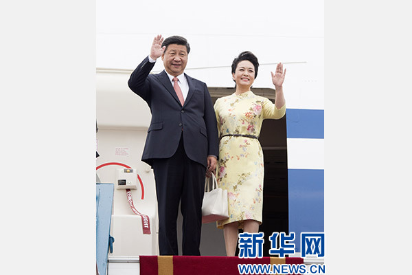 11月5日，中共中央總書記、國家主席習近平抵達越南首都河內(nèi)，開始對越南進行國事訪問。這是習近平和夫人彭麗媛步出艙門向歡迎人群揮手致意。新華社記者 李學仁 攝