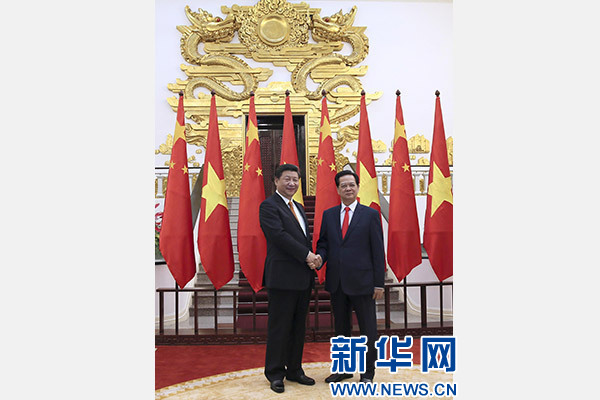 11月5日，中共中央總書(shū)記、國(guó)家主席習(xí)近平在河內(nèi)同越南總理阮晉勇舉行會(huì)談。 新華社記者 蘭紅光 攝