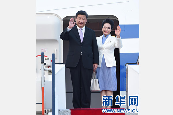 11月6日，國(guó)家主席習(xí)近平抵達(dá)新加坡，開始對(duì)新加坡進(jìn)行國(guó)事訪問。這是習(xí)近平和夫人彭麗媛步出艙門。 新華社記者張鐸攝