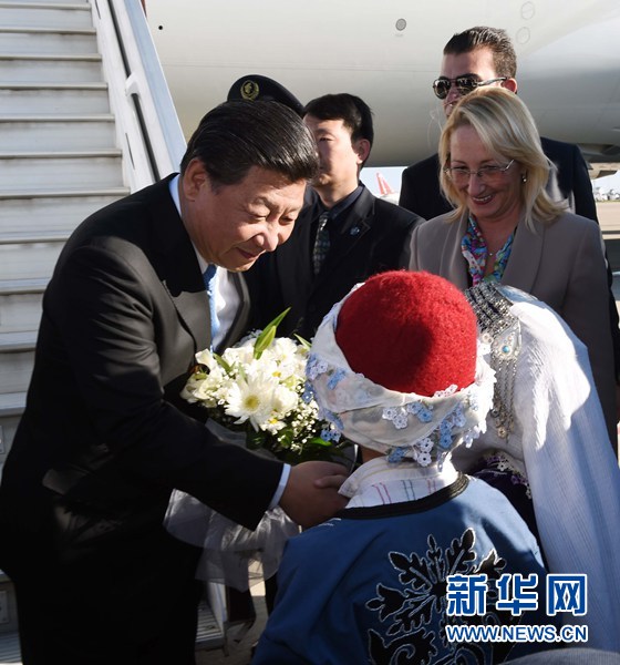 11月14日，國(guó)家主席習(xí)近平抵達(dá)土耳其安塔利亞，應(yīng)土耳其共和國(guó)總統(tǒng)埃爾多安邀請(qǐng)，出席二十國(guó)集團(tuán)領(lǐng)導(dǎo)人第十次峰會(huì)。這是土耳其兒童向習(xí)近平主席獻(xiàn)花。新華社記者 饒愛(ài)民 攝 
