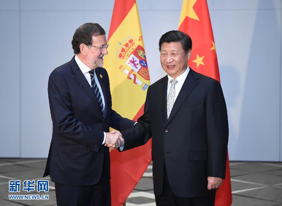 11月16日，國(guó)家主席習(xí)近平在土耳其安塔利亞會(huì)見(jiàn)西班牙首相拉霍伊。 新華社記者 張鐸 攝