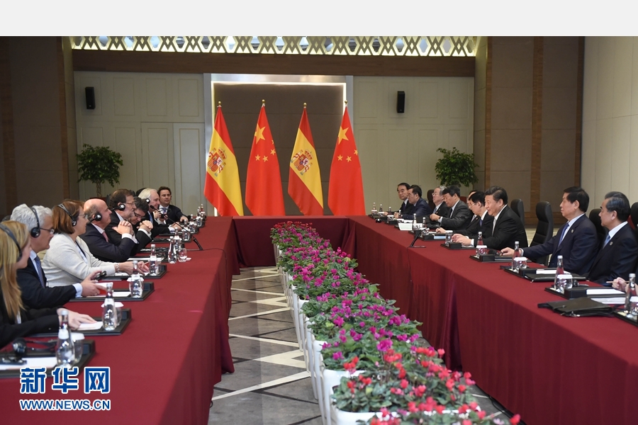 11月16日，國(guó)家主席習(xí)近平在土耳其安塔利亞會(huì)見(jiàn)西班牙首相拉霍伊。 新華社記者 張鐸 攝