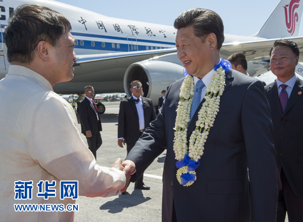 11月17日，國(guó)家主席習(xí)近平抵達(dá)菲律賓首都馬尼拉尼諾·阿基諾國(guó)際機(jī)場(chǎng)，出席即將舉行的亞太經(jīng)合組織第二十三次領(lǐng)導(dǎo)人非正式會(huì)議。菲律賓高級(jí)官員到機(jī)場(chǎng)迎接習(xí)近平主席。新華社記者李學(xué)仁攝